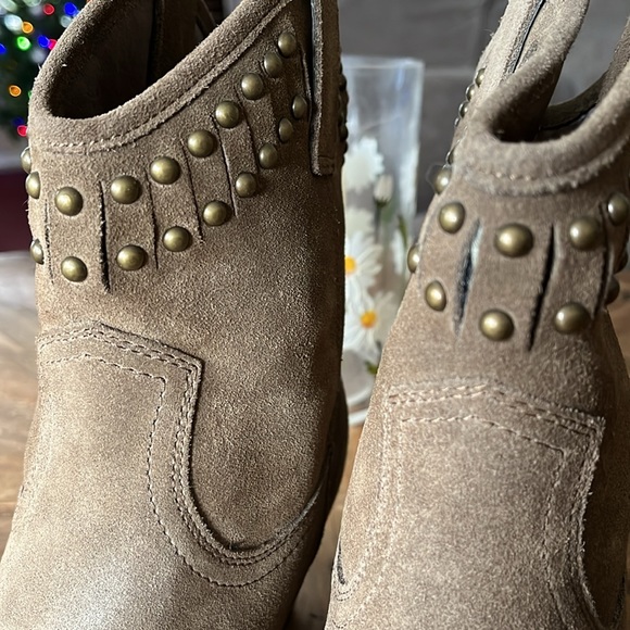 VERY VOLATILE SUEDE PULL ON BOOTIES/Size 10 - Picture 9 of 11